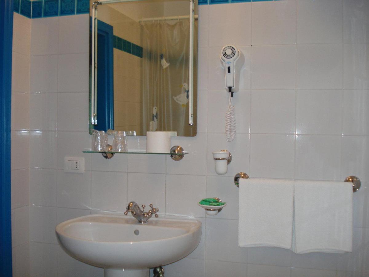 Hotel La Lampara Golfo Aranci Quarto foto